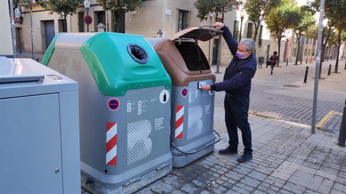 El director de limpieza y recogida de residuos de Barcelona, Carloz Vázquez, explica el funcionamiento de los contenedores inteligentes que se han instalado en Sant Andreu.