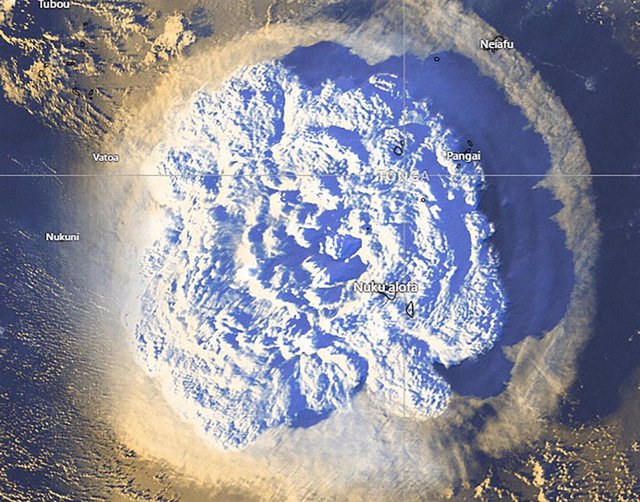 Imagen de archivo de la erupción volcánica en Tonga.