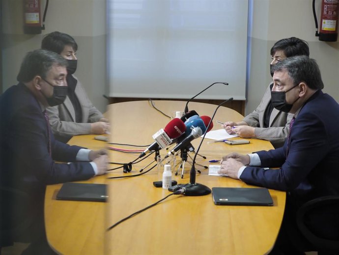 El portavoz del PNV en el Congreso, Aitor Esteban, con la portavoz del PNV en Navarra, María Solana, en una rueda de prensa este lunes en Pamplona.