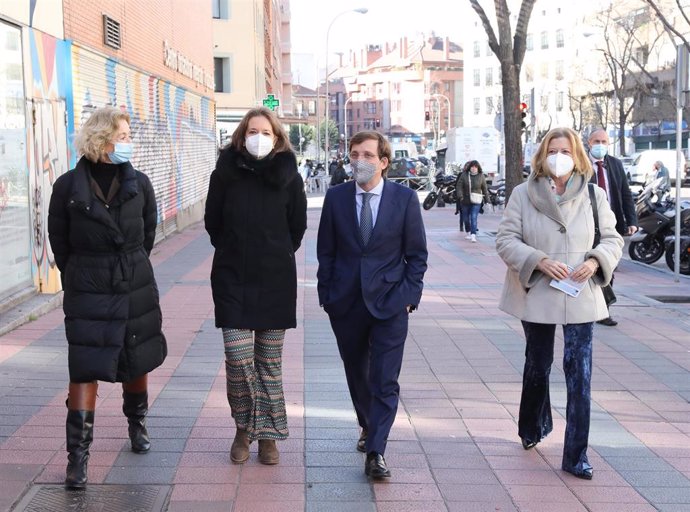 (I-D) La delegada de Obras y Equipamientos, Paloma García; la concejala de Arganzuela, Cayetana Hernández de la Riva; y el alcalde de Madrid, José Luis Martínez-Almeida, visitan el Centro Dotacional Integrado de Arganzuela, a 17 de enero de 2022, en Mad