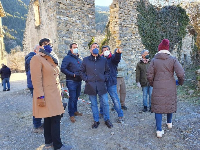 El consejero de Vertebración del Territorio, Movilidad y Vivienda del Gobierno de Aragón, José Luis Soro, visita el núcleo de Jánovas, en el Pirineo oscense.