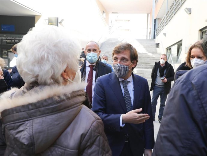 El alcalde de Madrid, José Luis Martínez-Almeida (c), durante una visita al Centro Dotacional Integrado de Arganzuela, a 17 de enero de 2022, en Madrid, (España). El recinto alberga un centro de mayores, un centro cultural y uno deportivo.