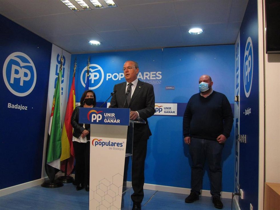 El presidente del PP de Extremadura, José Antonio Monago, ofrece una rueda de prensa junto al presidente del PP provincial de Badajoz, Manuel Naharro, y la portavoz municipal del PP en Jerez de los Caballeros, Francisca Rosa