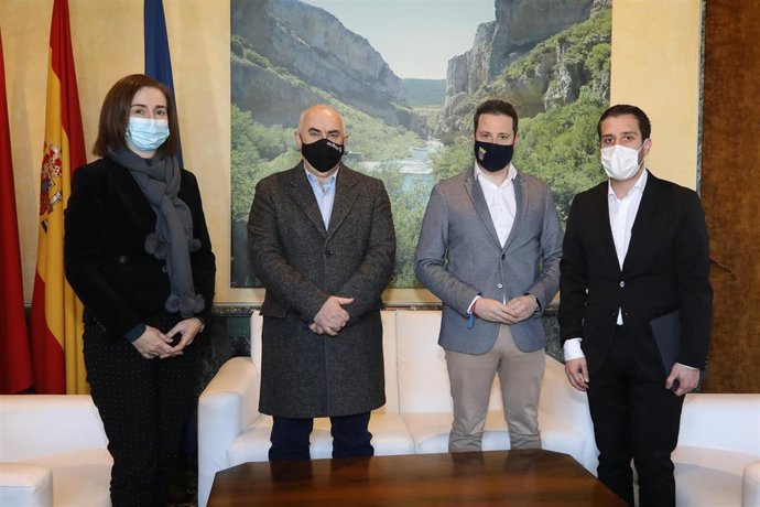 Momento previo a la firma del concierto con el alcalde del Ayuntamiento de Tudela