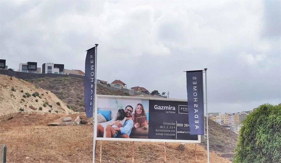Archivo - Valla en la que se anuncia la primera promoción inmobiliaria de Aedas Homes en las islas Canarias, concretamente en Las Palmas de Gran Canaria