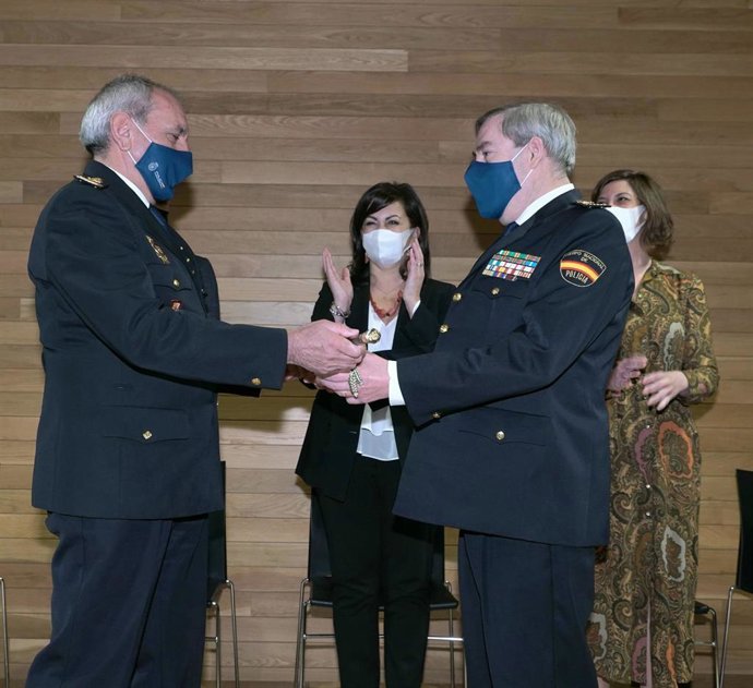 El DAO de la Policía Nacional entrega la vara de mando de su cargo al nuevo jefe superior del CNP en La Rioja, Manuel Laguna, en presencia de la delegada del Gobierno, María Marrodán, y la presidenta de la comunidad, Concha Andreu.