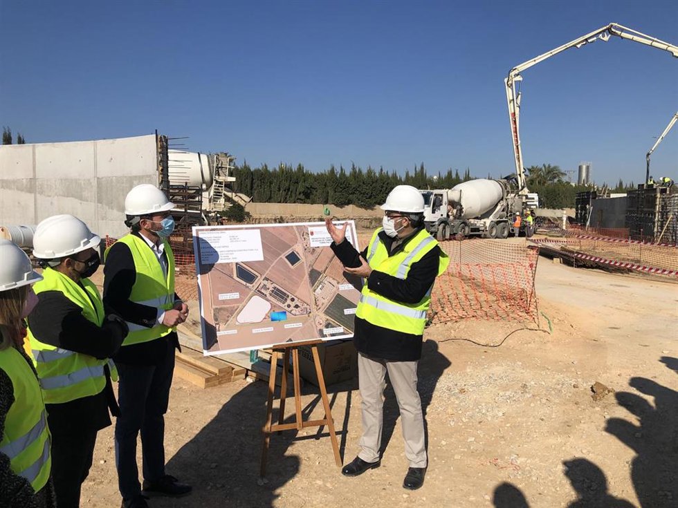 El consejero Antonio Luengo, durante su visita a las obras que la Comunidad Autónoma lleva a cabo en Torre Pacheco para evitar el vertido de aguas de lluvia a la rambla del Albujón