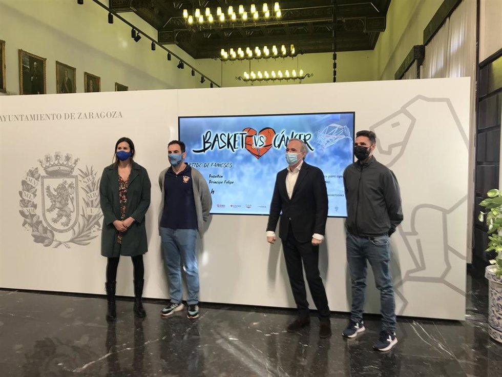 El alcalde de Zaragoza, Jorge Azcón; la concejal de Deportes, Cristina García; el exjugador de baloncesto, Diego Ciorciari; y el organizador, Alberto Béjar, han presentado el partido "Basket contra el cáncer"