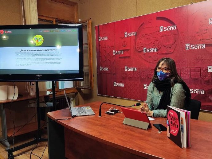 La concejal de Igualdad, Gloria Gonzalo, explica el portal virtual de Igualdad.