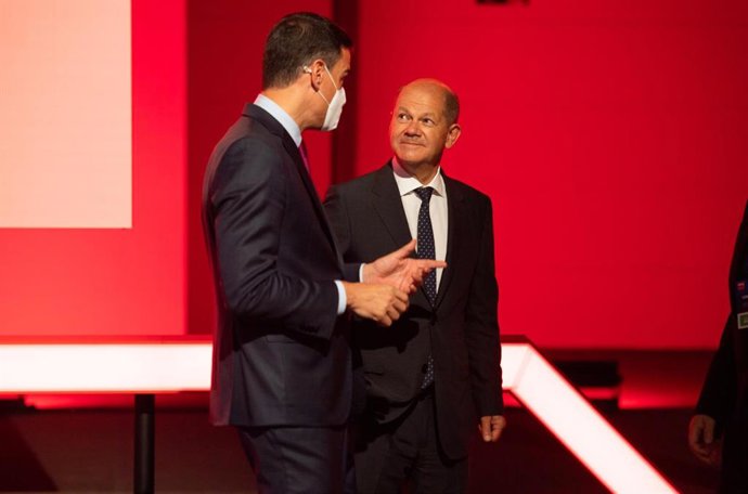 Archivo - El presidente del Gobierno, Pedro Sánchez, y el canciller aleman, Olaf Scholz. 