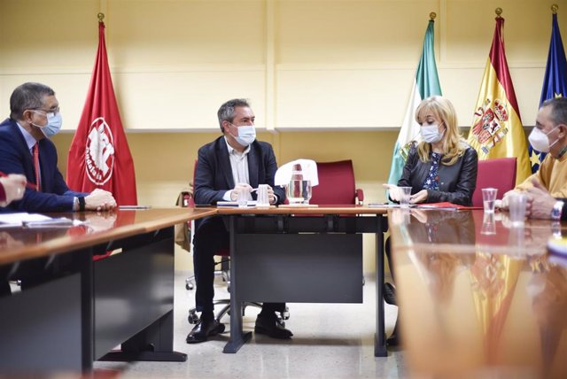 Reunión del secretario general del PSOE-A, Juan Espadas, con representantes de UGT-A encabezados por su secretaria general, Carmen Castilla.