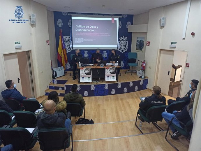 Agentes de la Policía Nacional durante la formación.