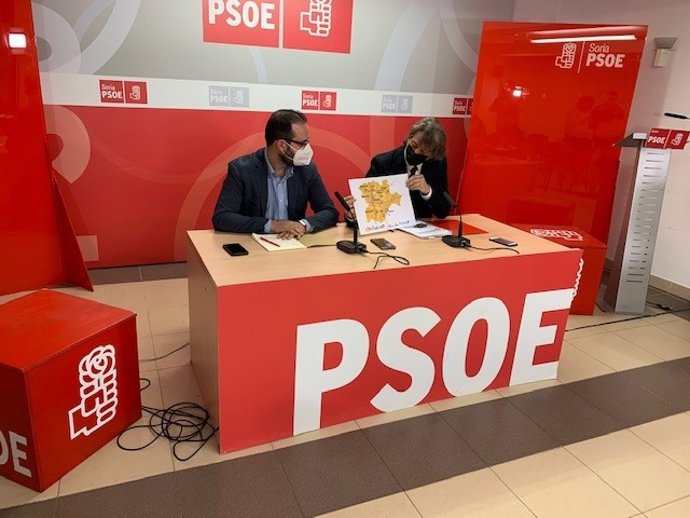 El procurador socialista por Soria Ángel Hernández y el alcalde, Carlos Martínez.