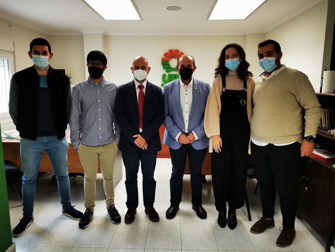 Málaga recibe a un joven agricultor canario para una estancia formativa en una explotación agrícola de Vélez