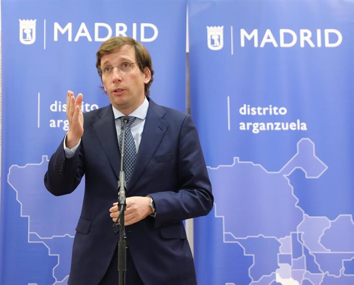 El alcalde de Madrid, José Luis Martínez-Almeida, interviene durante una visita al Centro Dotacional Integrado de Arganzuela, a 17 de enero de 2022, en Madrid, (España). El recinto alberga un centro de mayores, un centro cultural y uno deportivo.