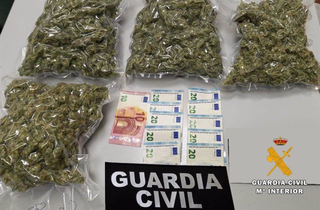 Detenido un vecino de Ampuero por llevar más de un kilo de cogollos de marihuana en el coche