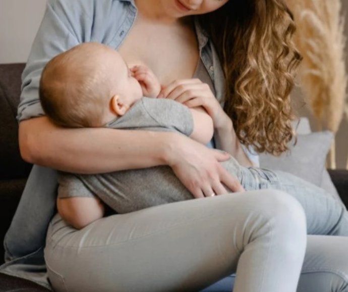 Archivo - Bebé lactando