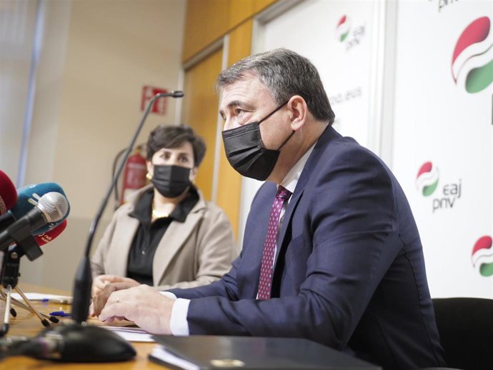 El portavoz del PNV en el Congreso, Aitor Esteban, y la portavoz del PNV en Navarra, María Solana, en una rueda de prensa este lunes en Pamplona.