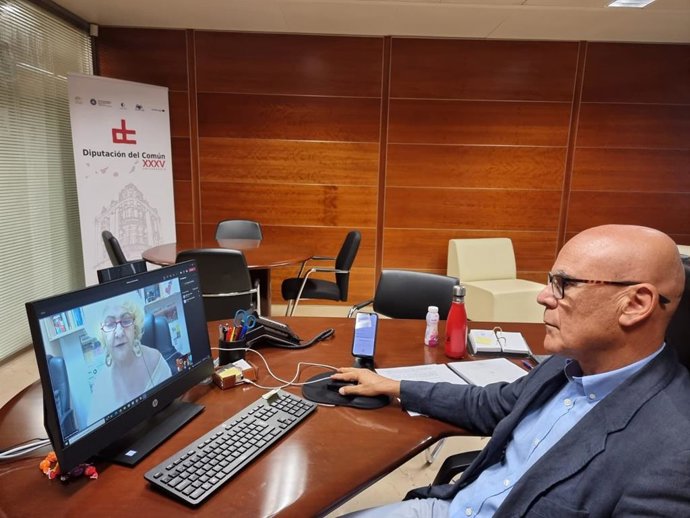 Archivo - El Diputado del Común, Rafael Yanes, en una reunión por videoconferencia con la presidenta de la asociación Defensor del Paciente, Carmen Flores