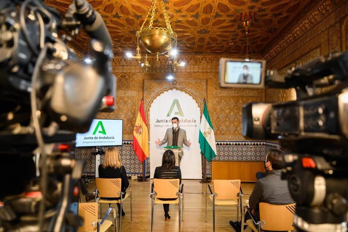 El alcalde de Almería, Ramón Fernández-Pacheco, durante una rueda de prensa en la sede de la Junta en Almería.