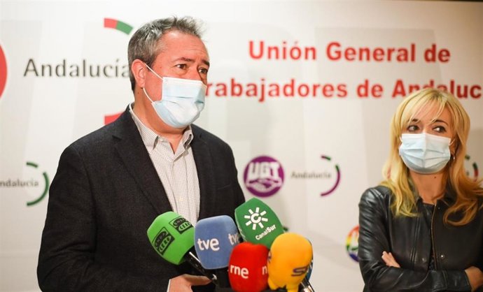 El secretario general del PSOE-A, Juan Espadas, atiende a los medios tras reunirse con la secretaria general de UGT-A, Carmen Castilla.