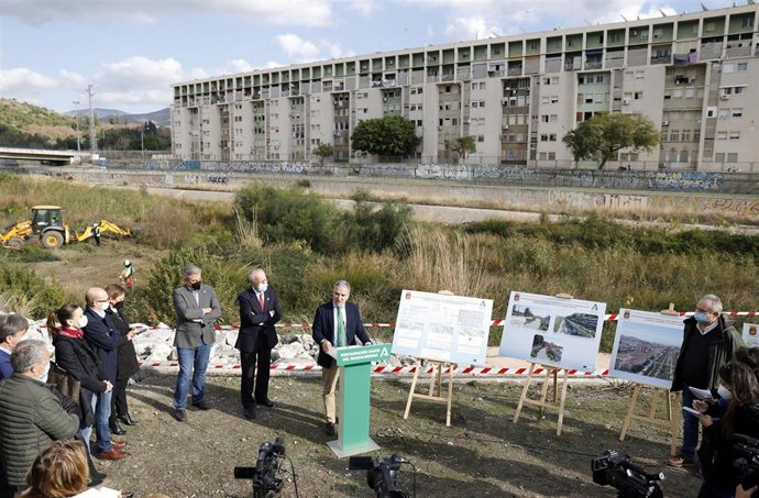 El consejero andaluz de la Presidencia, Administración Pública e Interior, Elías Bendodo, visita junto al alcalde, Francisco de la Torre, las obras iniciadas en el cauce del río Guadalmedina