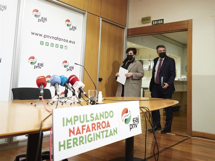 La portavoz del PNV en Navarra, María Solana, y el portavoz del PNV en el Congreso de los Diputados, Aitor Esteban, a su llegada a una rueda de prensa en la Sede del PNV, a 17 de enero de 2022, en Pamplona, Navarra, (España). Durante su comparecencia ha