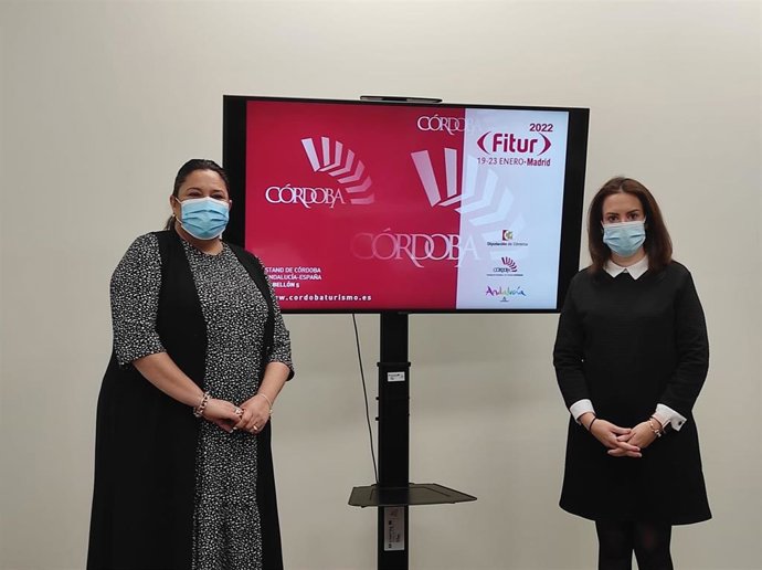 La vicepresidenta del Patronato Provincial de Turismo, Dolores Amo (izda), y la delegada de Turismo en la Diputación de Córdoba, Inmaculada Silas, presentan las actividades del Patronato en Fitur.