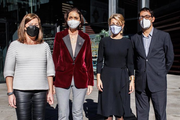  La presidenta del Govern la ministra de Industria, Comercio y Turismo, Reyes Maroto; la vicepresidenta segunda y ministra de Trabajo y Economía Social, Yolanda Díaz; y el conseller de Modelo Económico, Turismo y Trabajo, Iago Negueruela