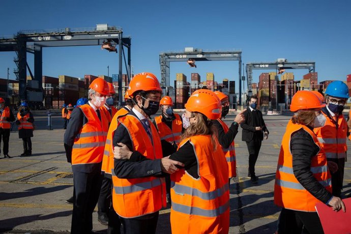 El presidente del Puerto de Barcelona, Dami Calvet y la ministra de Transportes, Movilidad y Agenda Urbana, Raquel Sánchez, durante su visita al Puerto de Barcelona