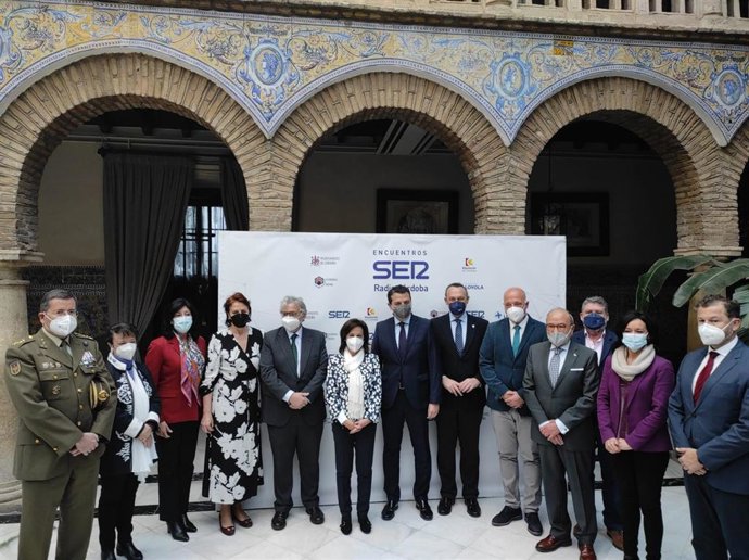 El vicerrector de Investigación de la Universidad Loyola Andalucía, Carlos García (tercero por la dcha.), y el rector de la UCO, José Carlos Gómez Villamandos (sexto), en el encuentro sobre la Base Logística del Ejército.