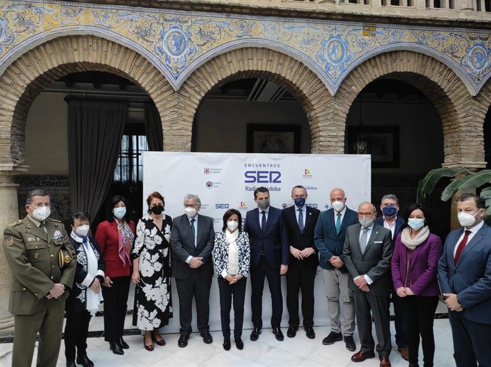 El vicerrector de Investigación de la Universidad Loyola Andalucía, Carlos García (tercero por la dcha.), y el rector de la UCO, José Carlos Gómez Villamandos (sexto), en el encuentro sobre la Base Logística del Ejército.