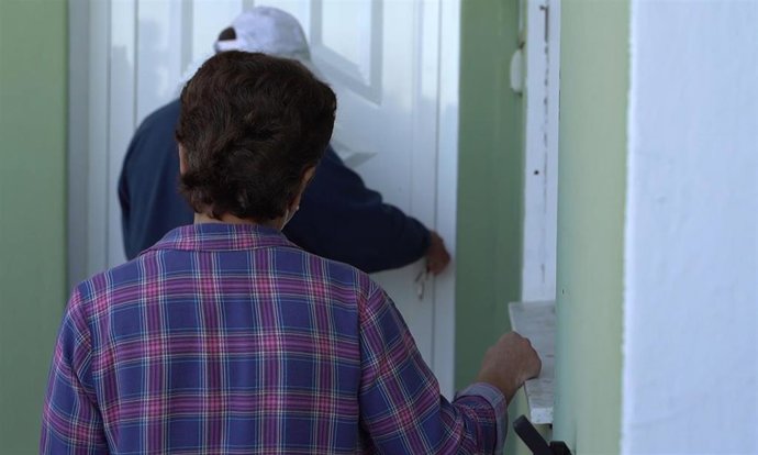 Un hombre y una mujer vuelven a casa por primera vez tras ser evacuados por la erupción del volcán