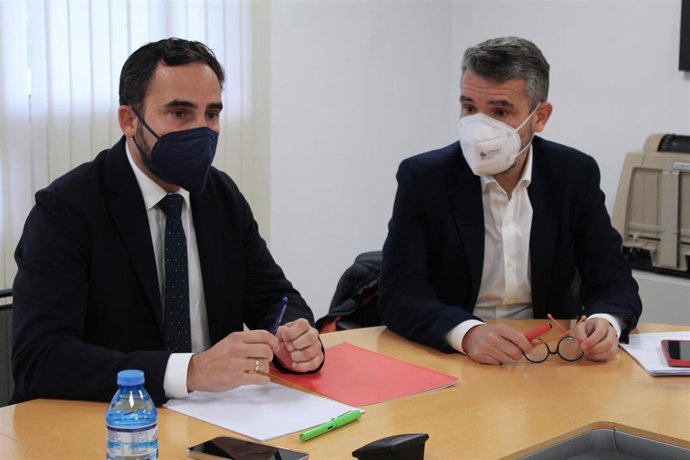 El secretario general del PSOE de Málaga, Daniel Pérez, y el portavoz socialista en la Diputación, José Bernal, en una reunión del grupo provincial