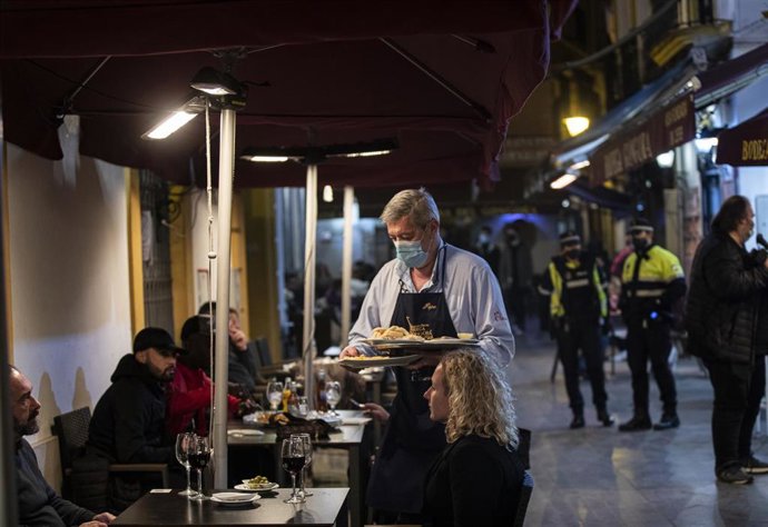 Archivo - Imagen de archivo de un bar en Sevilla