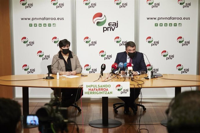 La portavoz del PNV en Navarra, María Solana, y el portavoz del PNV en el Congreso de los Diputados, Aitor Esteban, comparecen en la Sede del PNV, a 17 de enero de 2022, en Pamplona, Navarra, (España). Durante su comparecencia han señalado su indignaci