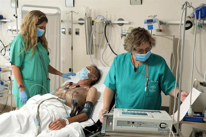 Profesionales sanitarias atienden a un paciente en Urgencias del Hospital Reina Sofía de Córdoba.