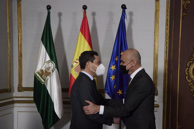 El presidente de la Junta, Juanma Moreno, (i) recibe al recién nombrado Alcalde de Sevilla, Antonio Muñoz, (d) en el Palacio de San Telmo, a 17 de enero de 2022 en Sevilla (Andalucía, España).