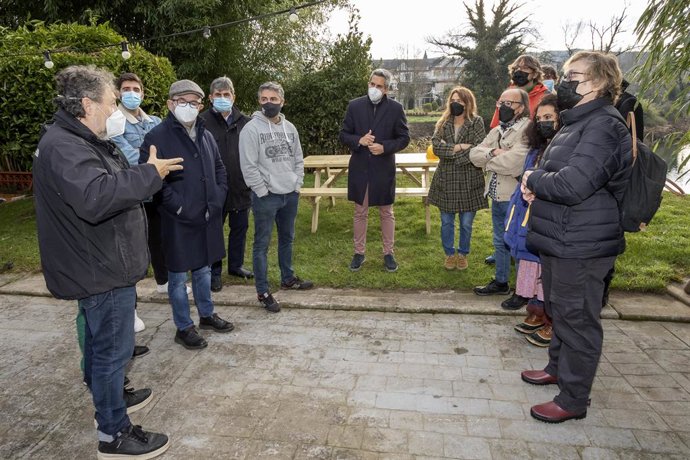 Teatrería Ábrego. Oruña de Piélagos.  El vicepresidente y consejero de Universidades. Igualdad, Cultura y Deporte, Pablo Zuloaga, presenta las ayudas para este espacio tras las recientes inundaciones.