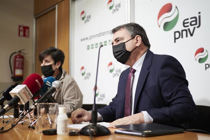 La portavoz del PNV en Navarra, María Solana, y el portavoz del PNV en el Congreso de los Diputados, Aitor Esteban, comparecen en la Sede del PNV, a 17 de enero de 2022, en Pamplona, Navarra, (España). Durante su comparecencia han señalado su indignaci