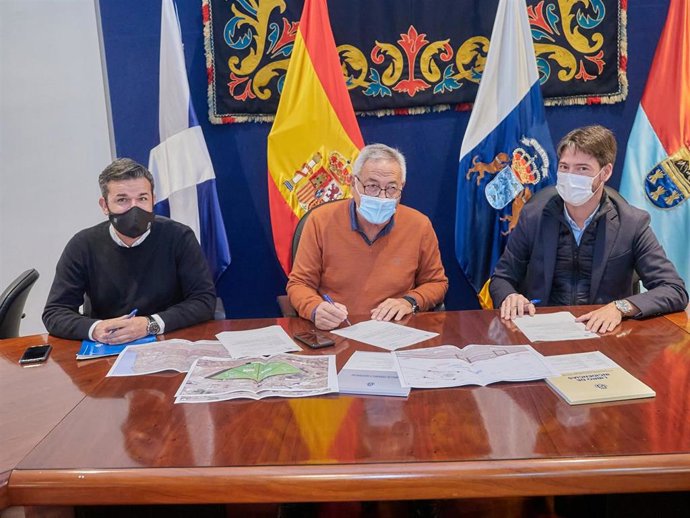 El consejero de Cooperación Municipal del Cabildo de Tenerife, Zebenzuí Chinea, y el alcalde, Damián Pérez (c), en la firma de las obars de mejora de la red de aguas