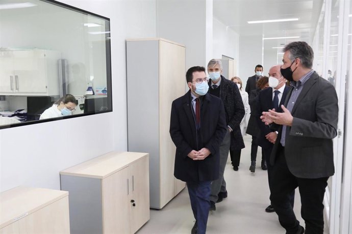 El presidente de la Generalitat, Pere Aragons, en una visita a Hipra junto al conseller de Salud, Josep Maria Argimon