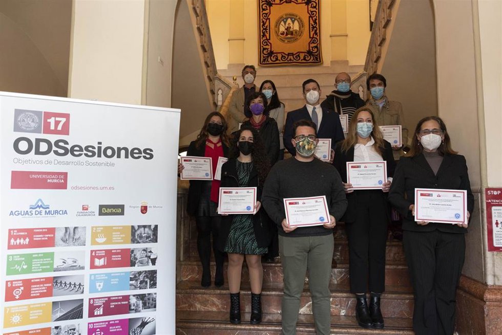 Archivo - Los galardonados posan con sus diplomas
