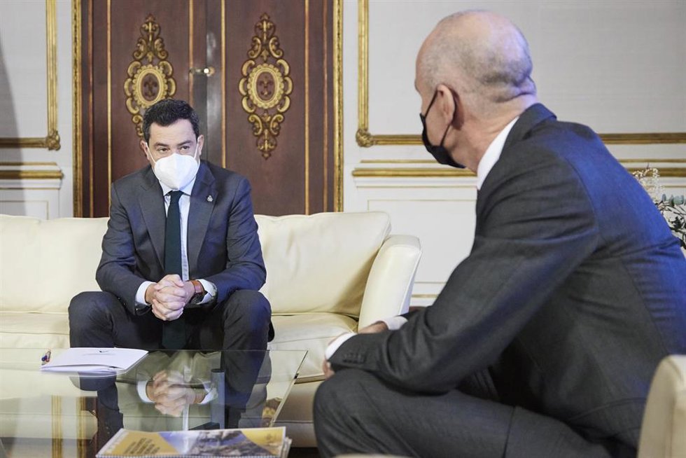 El presidente de la Junta de Andalucía, Juanma Moreno, este lunes en su encuentro con el alcalde de Sevilla, Antonio Muñoz, en el Palacio de San Telmo.