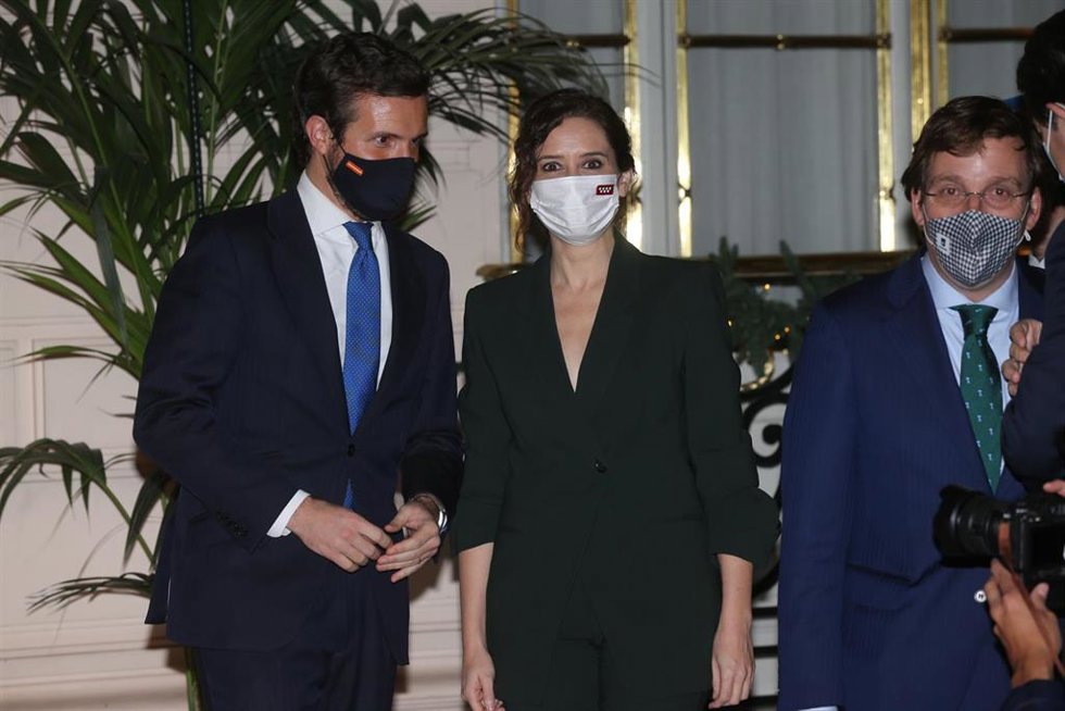 Archivo - El presidente del PP, Pablo Casado, la presidenta de la Comunidad de Madrid, Isabel Díaz Ayuso, y el alcalde de Madrid  José Luis Martínez-Almeida, a su llegada a la presentación del libro de Mariano Rajoy. En Madrid a 1 de diciembre de 2021.