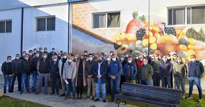 La coordinadora de Cs en Huelva y senadora, María Ponce, en su reunión en Lucena con la Plataforma en Defensa de los Regadíos del Condado.