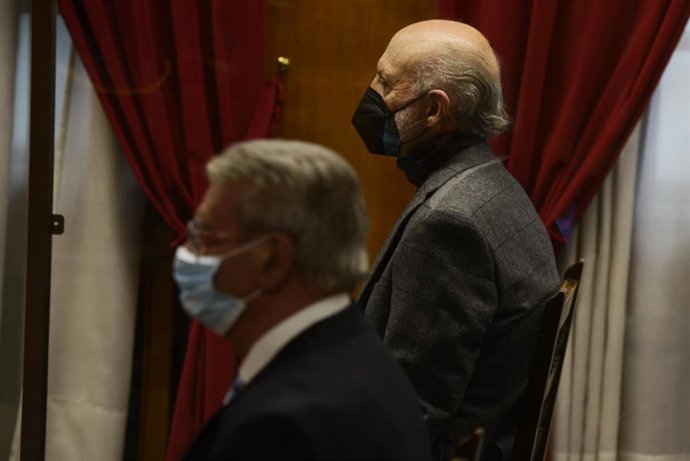 El exedil de Urbanismo Ricardo Campo (i), y el ex alcalde de Ourense del Grupo Popular Manuel Cabezas (d), durante la celebración del juicio por prevaricación y malversación en la Audiencia Provincial de Ourense, a 17 de enero de 2022, en Ourense, Galic
