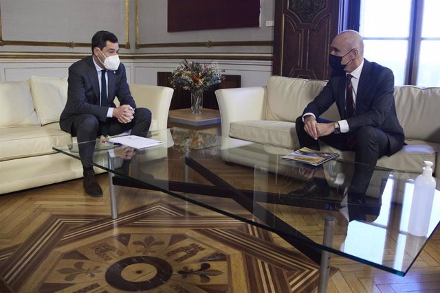 El presidente de la Junta, Juanma Moreno, (i) recibe al alcalde de Sevilla, Antonio Muñoz, (d) en el Palacio de San Telmo, a 17 de enero de 2022 en Sevilla (Andalucía, España)