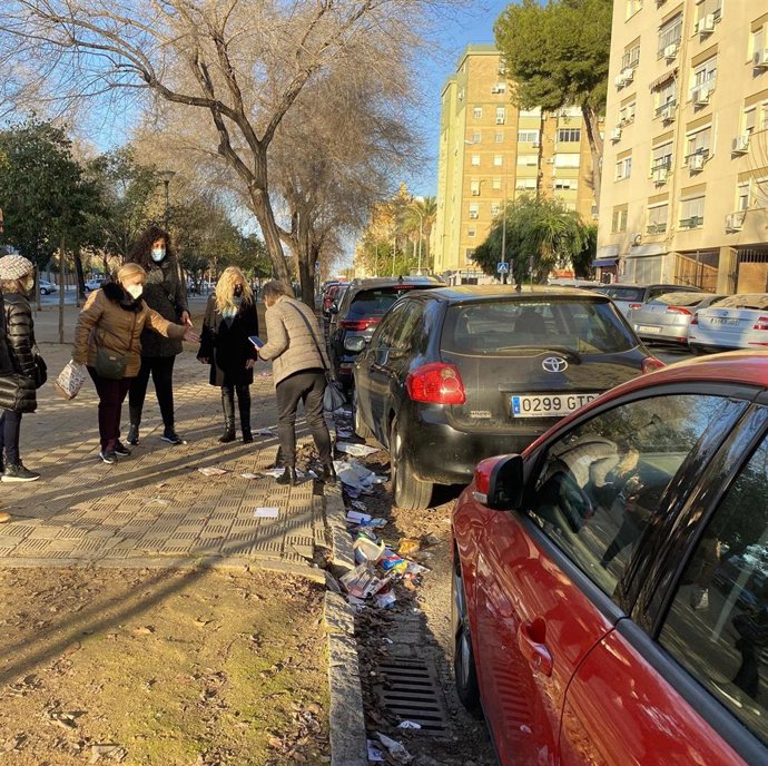 La concejal Sandra Heredia, en una visita a Pino Montano.