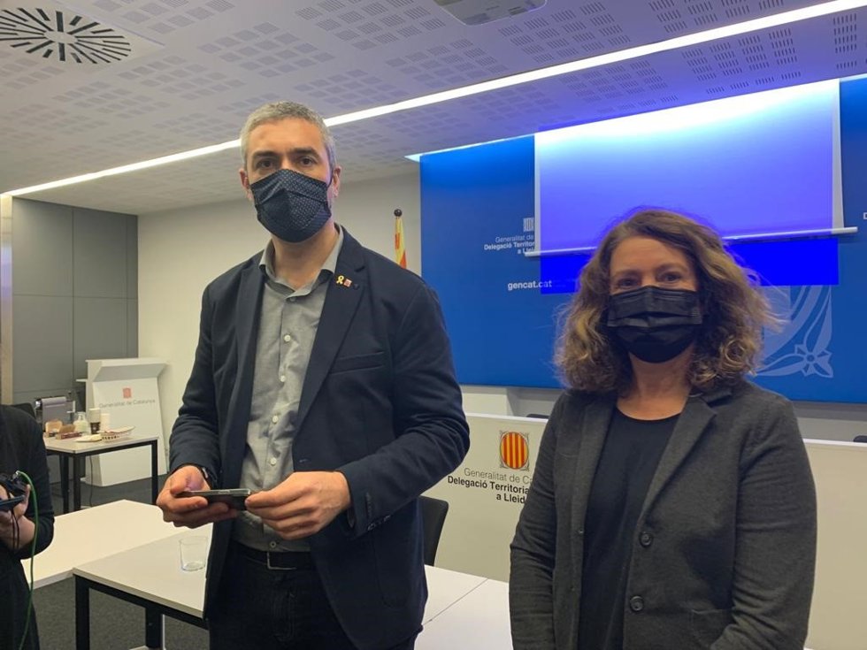 El delegado del Govern en Lleida, Bernat Solé, y la directora general de Energía, Assumpta Farran.